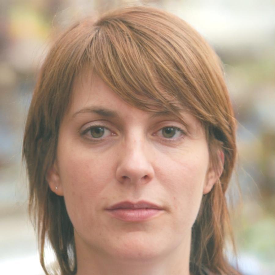 Gründerin Marlene Hofmann bei der Arbeit am velithanqora-Dashboard